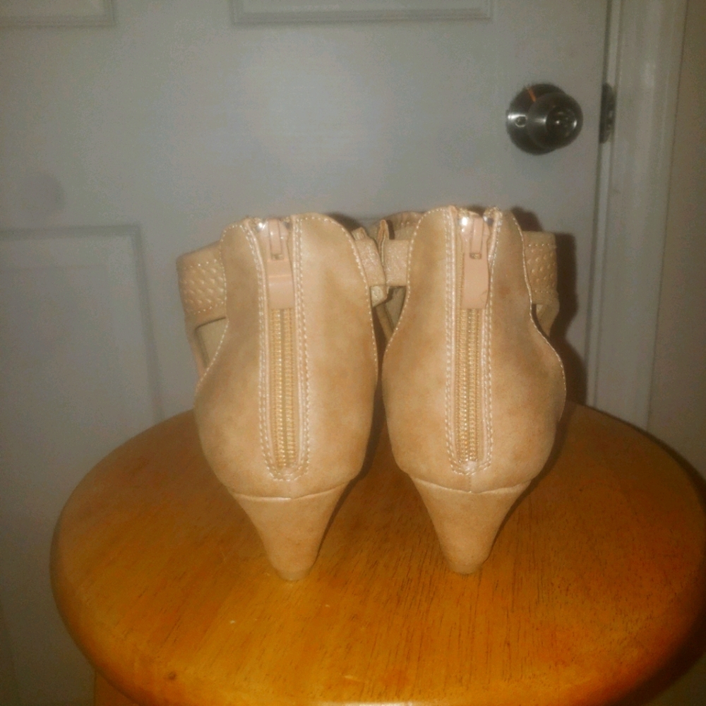 Shoes - Picture 2 of 3